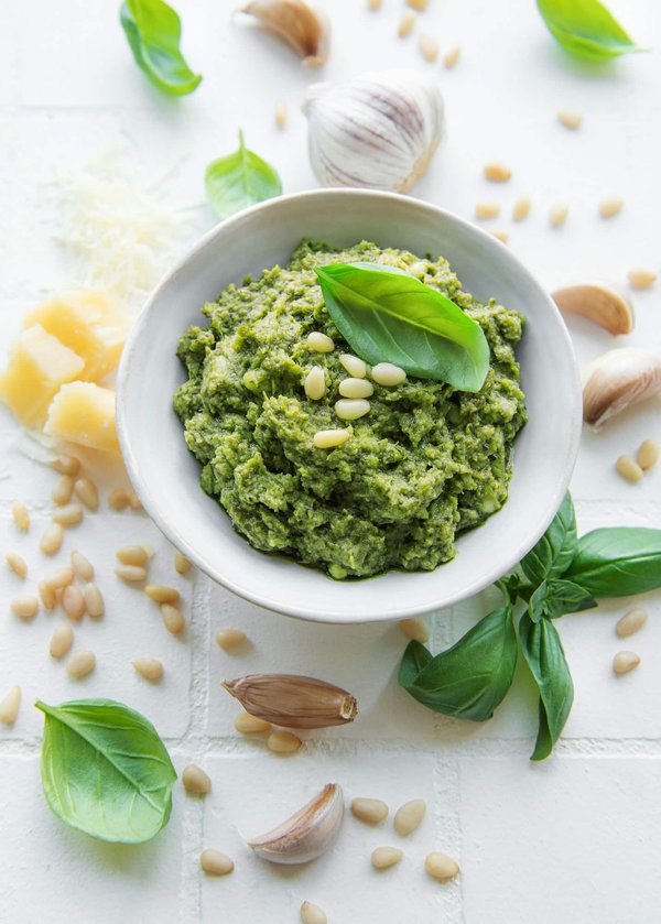 Come si fa una pasta al pesto di rucola con mandorle e ricotta salata?