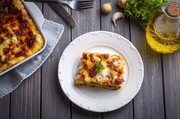 Quali sono i passi per una lasagna vegetariana con spinaci e besciamella light?