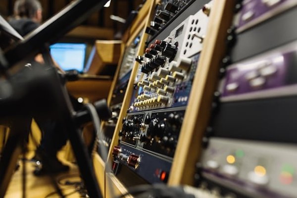 Quali elementi considerare nel design di interni per creare uno studio di registrazione casalingo?