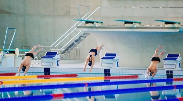Come regolare l'apporto di macronutrienti per un'atleta di nuoto sincronizzato?